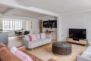 Apartment, Multiple Beds, Kitchen, City View (Sandra House 5) | Living area - The Eyre Suite Five - Farringdon - by Frankie (London)