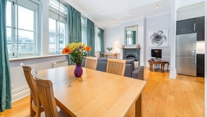 Eine moderne Küche mit Einbauofen und großem Kühlschrank.