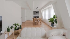 Apartamento, varias camas, patio, vistas a la ciudad (GPS 90, 5) | Zona de estar