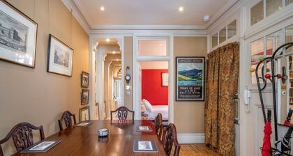 The Grand "old Boy" - Marylebone - by Frankie Says