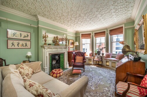 The Grand "old Boy" - Marylebone - by Frankie Says