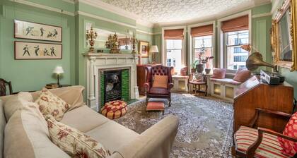 The Grand "old Boy" - Marylebone - by Frankie Says