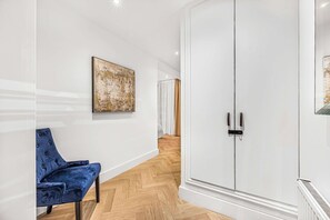 Interior - Fitzroy Garden - Fitzrovia - by Frankie (London)