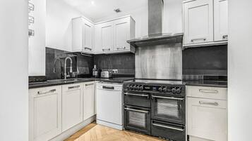 Apartment, 1 King Bed with Sofa bed, Patio (Fitzroy St 39A) | Private kitchen