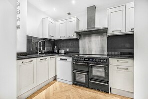 Apartment, 1 King Bed with Sofa bed, Patio (Fitzroy St 39A) | Private kitchen - Fitzroy Garden - Fitzrovia - by Frankie (London)