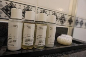 Bathroom amenities - George (Wallingford)