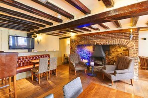 Unclassified image, 3 of 64, button - George (Wallingford)