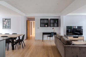 Apartment, Multiple Beds, Kitchen, City View (Sandra House 2) | Living area - The Eyre Suite Two - Farringdon - by Frankie (London)