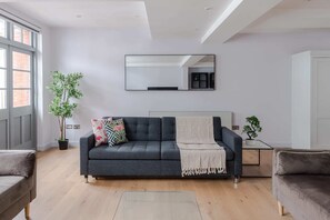Apartment, Multiple Beds, Kitchen, City View (Sandra House 2) | Living area - The Eyre Suite Two - Farringdon - by Frankie (London)