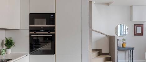 House, Multiple Beds, Kitchen, City View (Huntsworth Mews 7) | Private kitchen