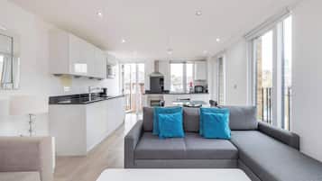 Apartment, Multiple Beds, Patio, City View (Churchway 8) | Living area