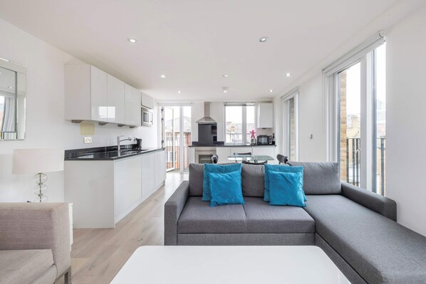 Een modern appartement met keuken, eetgedeelte en woonkamer.