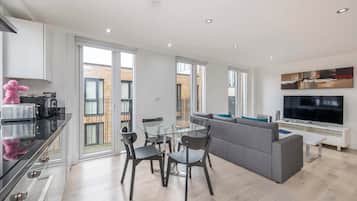 Apartment, Multiple Beds, Patio, City View (Churchway 8) | Interior