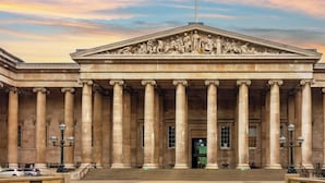 Un edificio neoclassico con un ingresso imponente, grandi colonne e sculture elaborate.