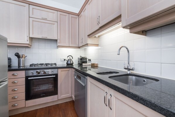 Apartment, 1 Double Bed with Sofa bed, Pets Not Allowed, City View (FS11A (Upper)) | Private kitchen - The Fitzroy Quarter - Fitzrovia - by Frankie Says (London)