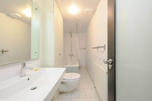 Apartment, Multiple Beds, Kitchen, City View (Goodge Pl Basement) | Bathroom | Towels - City Ember Fitzrovia by Frankie (London)