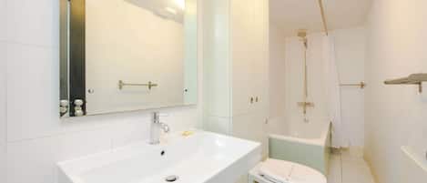 Apartment, Multiple Beds, Kitchen, City View (Goodge Pl Basement) | Bathroom | Towels