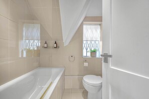 Apartment, Multiple Beds, Kitchen, City View (Mortimer 44, 7) | Bathroom - Mortimer's Mood - Fitzrovia - by Frankie Says (London)