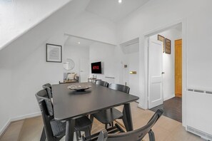 Apartment, Multiple Beds, Kitchen, City View (Mortimer 44, 7) | 2 bedrooms - Mortimer's Mood - Fitzrovia - by Frankie Says (London)