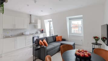 Huoneisto, 1 parisänky ja vuodesohva, patio, kaupunkinäköala (Foley St 4) | Oleskelualue