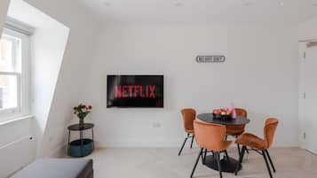 Leilighet, 1 dobbeltseng med sovesofa, terrasse, byutsikt (Foley St 4) | Spiseområde