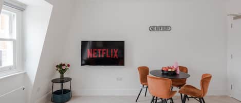 Apartment, 1 Double Bed with Sofa bed, Patio, City View (Foley St 4) | Dining