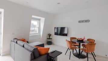 Huoneisto, 1 parisänky ja vuodesohva, patio, kaupunkinäköala (Foley St 4) | Oleskelualue