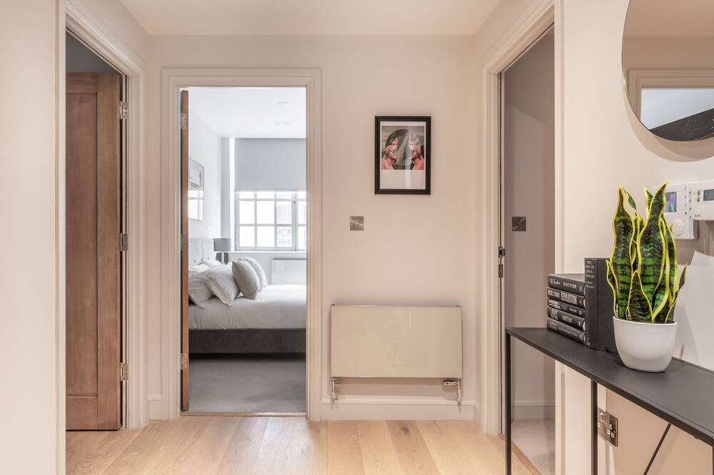 The Eyre Suite Six - Farringdon - by Frankie - Barbican