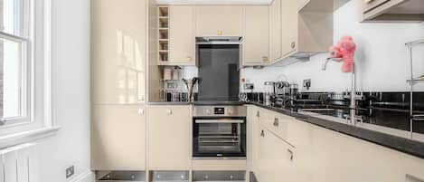 Apartment, 1 King Bed with Sofa bed, Kitchen, City View (Morwell 26, 3) | Private kitchen