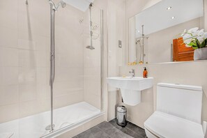 Apartment, 1 King-Bett und Schlafsofa, Küche, Stadtblick (Morwell 26, 3) | Badezimmer | Handtücher