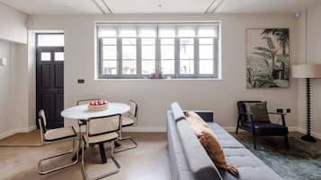 House, Multiple Beds, Kitchen, City View (Huntsworth Mews 5) | Living area