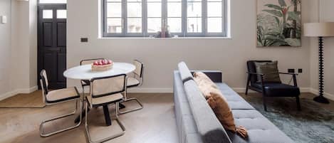 House, Multiple Beds, Kitchen, City View (Huntsworth Mews 5) | Living area