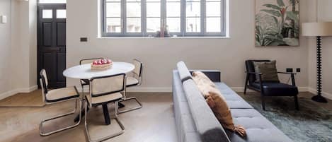 House, Multiple Beds, Kitchen, City View (Huntsworth Mews 5) | Living area