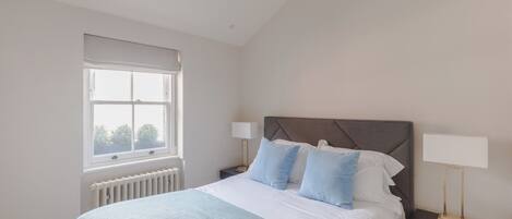 Hus - flere senge - køkken - byudsigt (Huntsworth Mews 5) | 2 soveværelser