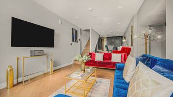 House, Multiple Beds, Kitchen (Royalty Mews, 9) | Living area