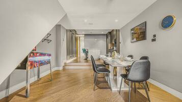 House, Multiple Beds, Kitchen (Royalty Mews, 9) | Dining