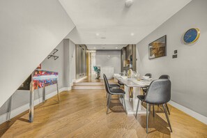 Casa, várias camas, cozinha (Royalty Mews, 9) | 2 quartos