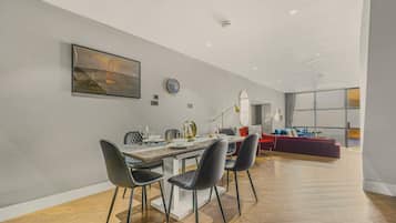 House, Multiple Beds, Kitchen (Royalty Mews, 9) | Dining