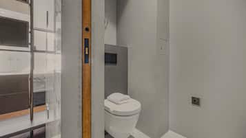 House, Multiple Beds, Kitchen (Royalty Mews, 9) | Bathroom