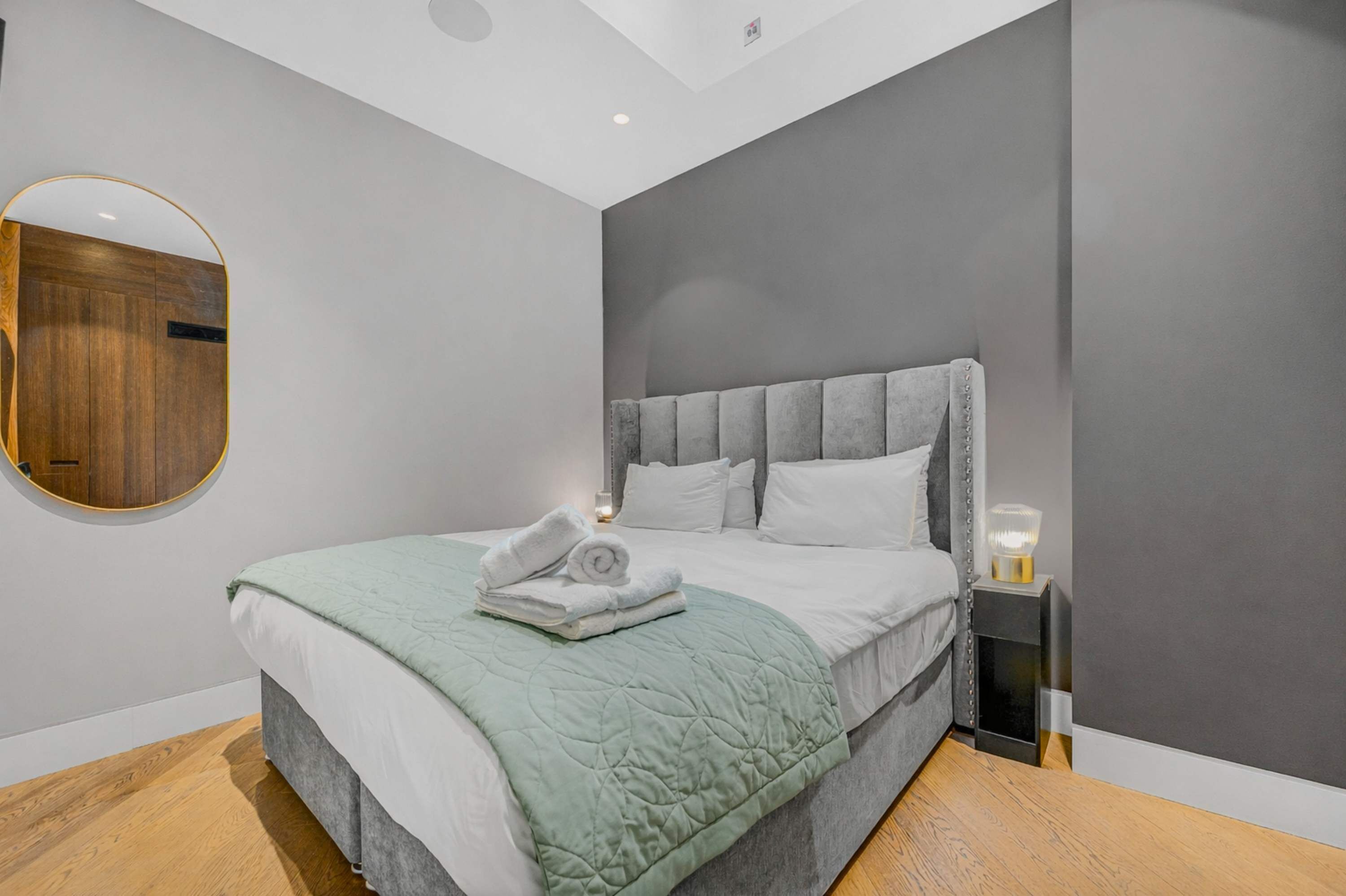 ハウス ベッド (複数台) キッチン (Royalty Mews, 9) | 2 室のベッドルーム