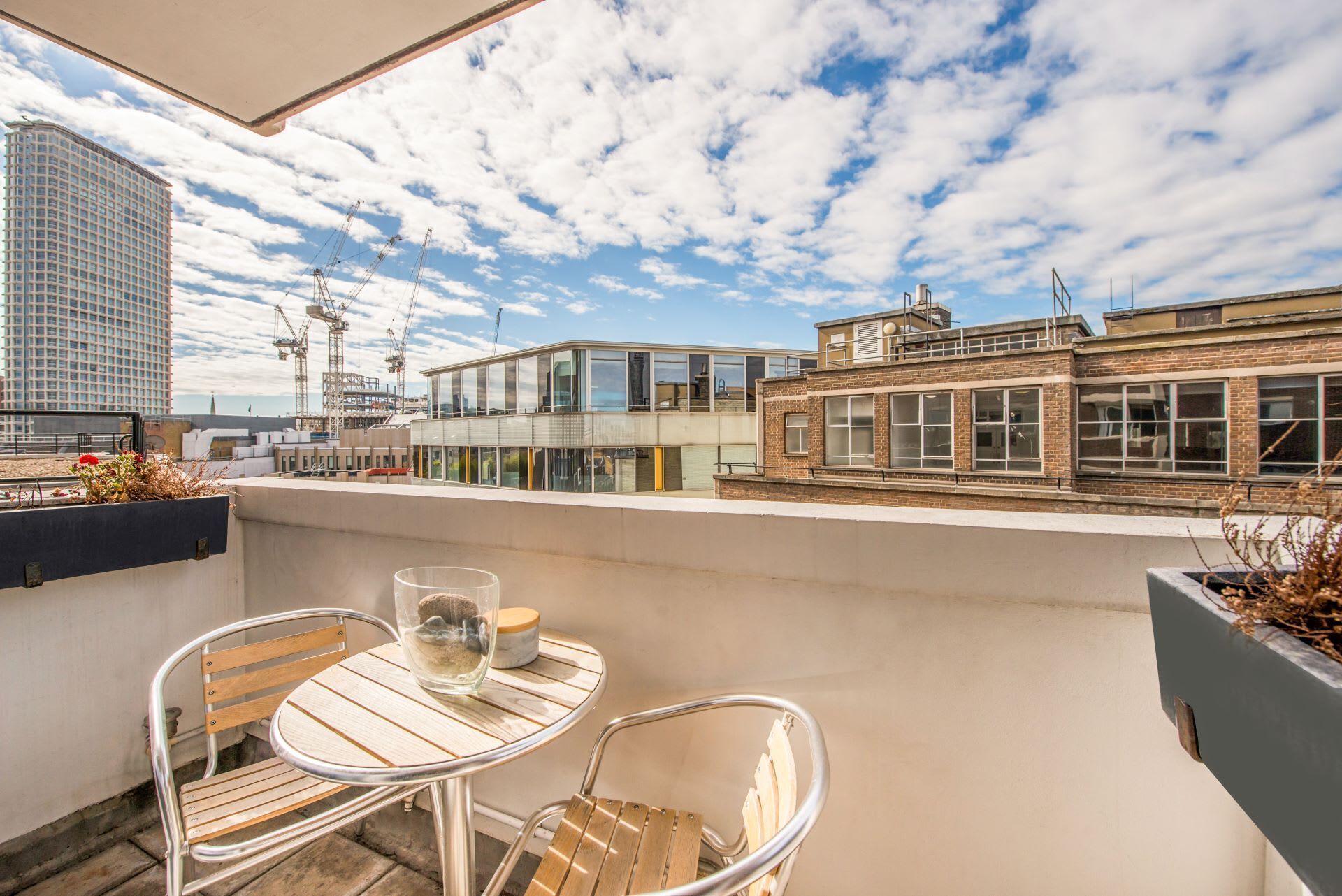 Apartemen, 1 Tempat Tidur Double dengan tempat tidur Sofa, patio (Gresse St 25, 61) | Tempat makan outdoor