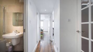 Apartamento, 1 cama de casal e sofá-cama, varanda, vista para a cidade (Gresse St 25, 61) | Banheiro | Toalhas de banho