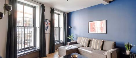 Apartment, 1 King Bed with Sofa bed, Kitchen, City View (Long Acre 1) | Living area