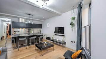 Apartment, 1 King Bed with Sofa bed, Kitchen, City View (Long Acre 1) | Living area