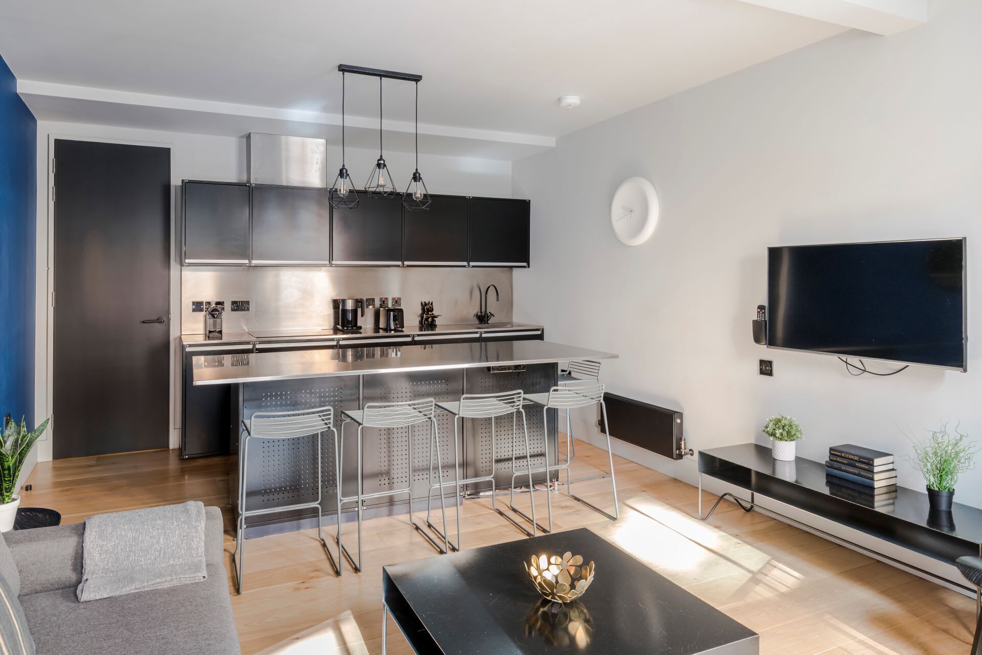 Apartment, 1 King Bed with Sofa bed, Kitchen, City View (Long Acre 1) | Living area