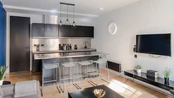 Apartment, 1 King Bed with Sofa bed, Kitchen, City View (Long Acre 1) | Living area