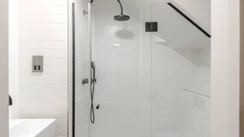Apartment, 1 King Bed with Sofa bed, Kitchen, City View (Long Acre 1) | Bathroom