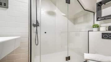Apartment, 1 King Bed with Sofa bed, Kitchen, City View (Long Acre 1) | Bathroom
