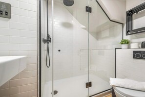 Appartement, 1 kingsize bed met slaapbank, keuken, uitzicht op stad (Long Acre 1) | Badkamer | Handdoeken