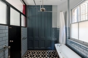 House, Multiple Beds, Patio, City View (Park St 12) | Bathroom - Magic Moments - Borough - by Frankie Says (London)
